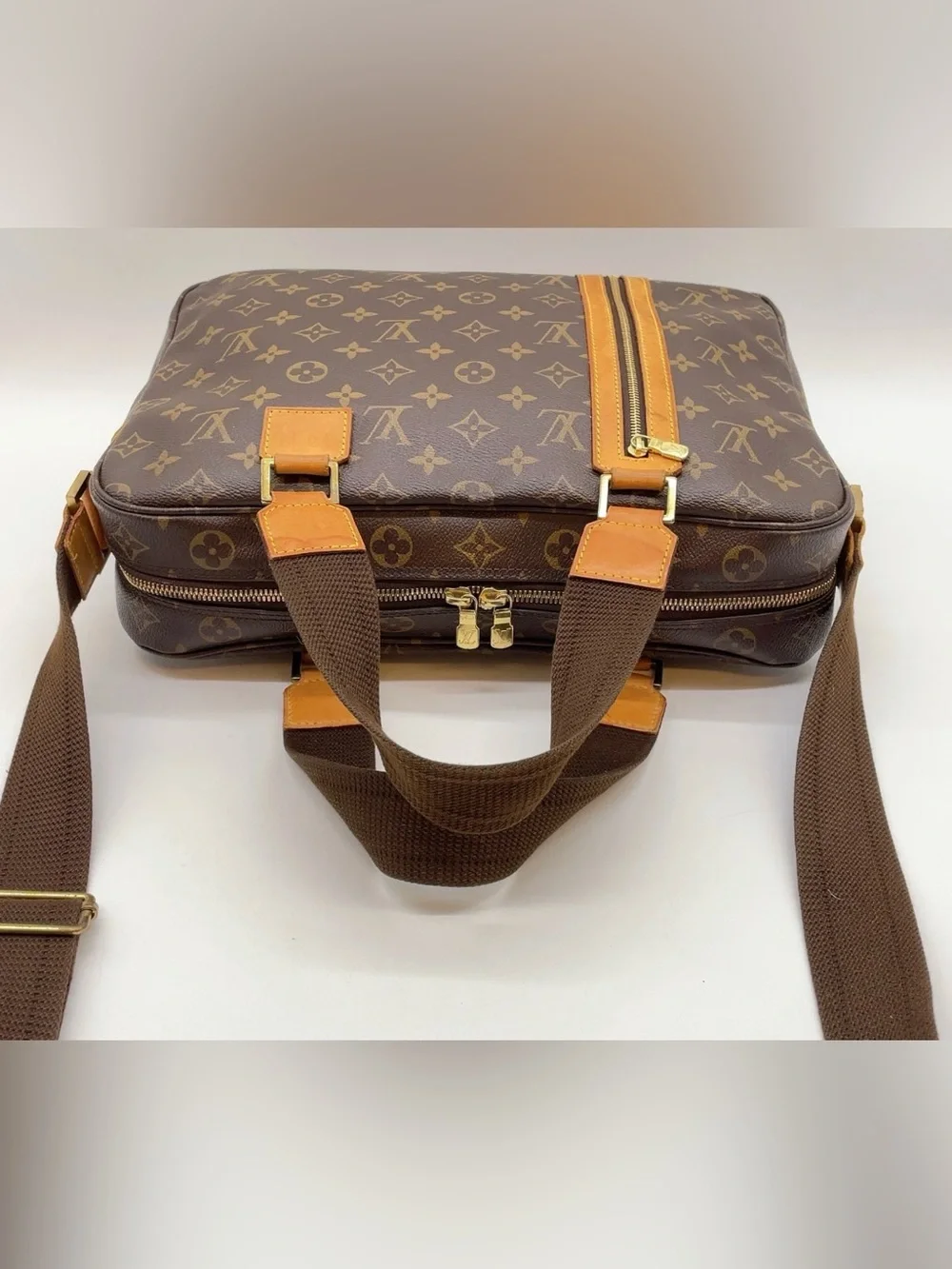 Louis Vuitton Monogram Canvas Messenger Bag crossbody shoulder carry on travel!